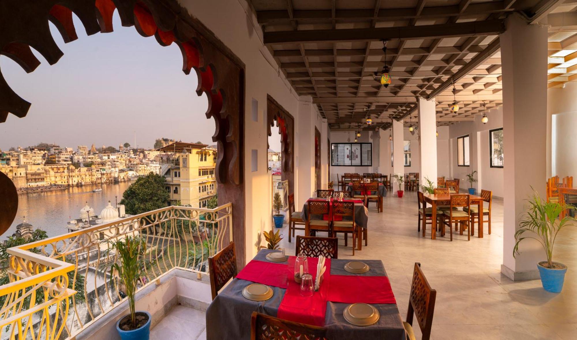 Dera Pichola- A Lake Facing Boutique Hotel Удайпур Экстерьер фото