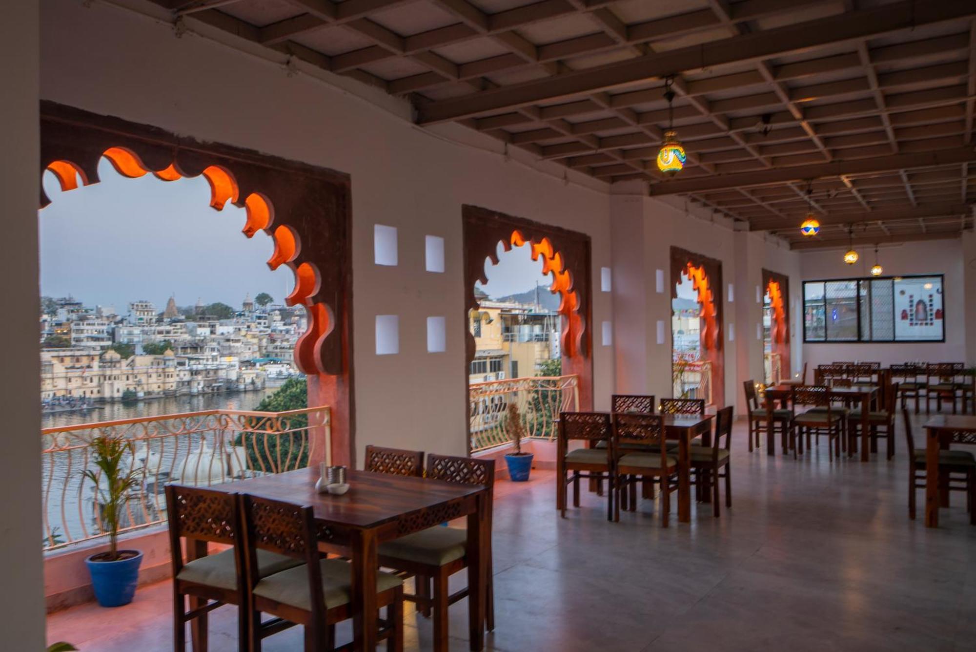 Dera Pichola- A Lake Facing Boutique Hotel Удайпур Экстерьер фото