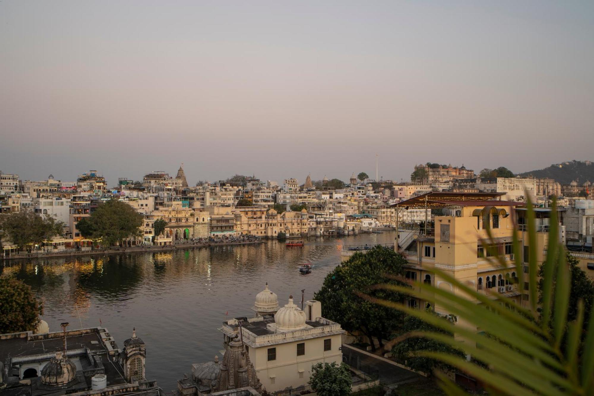 Dera Pichola- A Lake Facing Boutique Hotel Удайпур Экстерьер фото