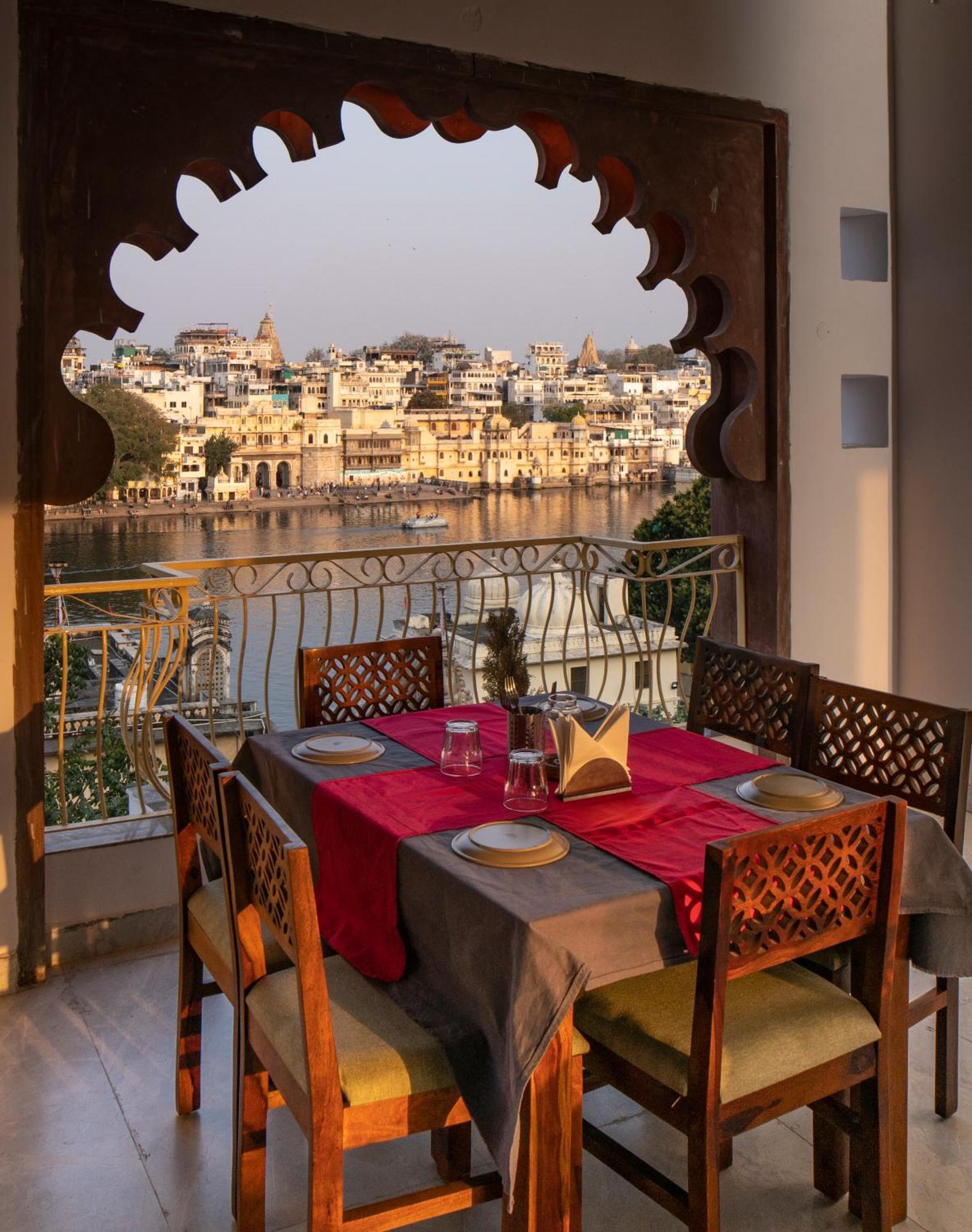 Dera Pichola- A Lake Facing Boutique Hotel Удайпур Экстерьер фото